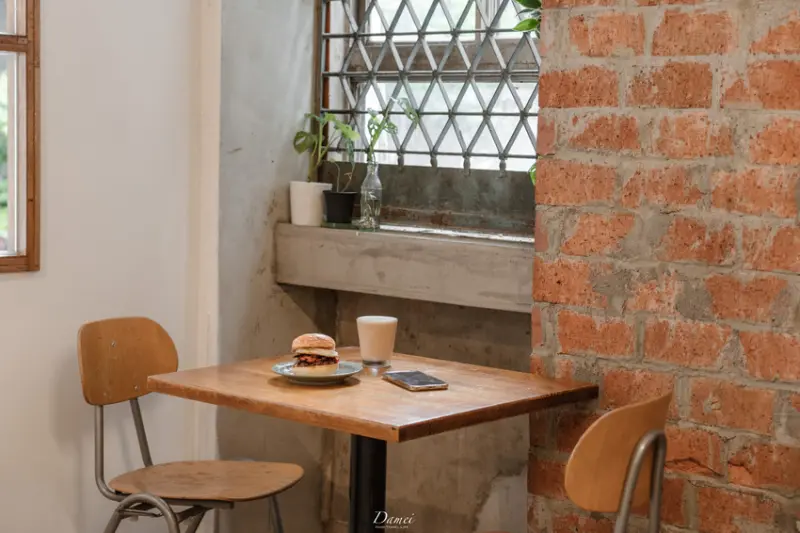 台北中山｜嶼木早餐-老房裡的手工漢堡、印度烤餅，舒服吃上一份早午餐 - 大妹吃太飽