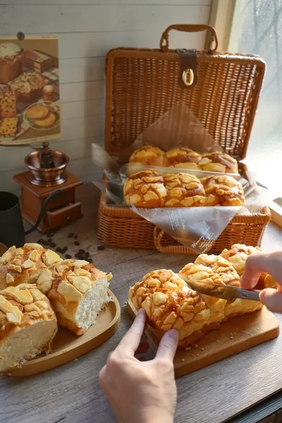 大立麵包專賣店 - 超人氣爆漿菠蘿、奶香四溢毛毛蟲奶露麵包，閃電泡芙多種口味一次滿足，屏東團購美食推薦