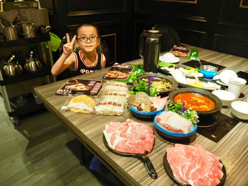 全台最大火鍋集團排隊宵夜名店來新莊地插旗 新莊深夜小火鍋 狂一鍋-新莊復興店 激推火焰香辣鍋 以辣治熱抗炎夏 - 藍色棉花糖咬蕃茄