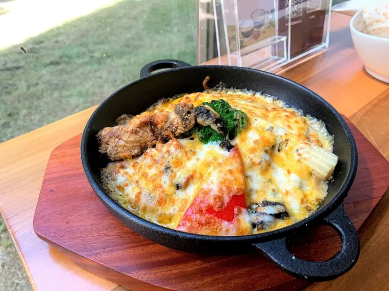 崇德發蔬食咖啡廳，素食也能吃得美味，披薩、燉飯、超好吃的地瓜球！中和素食推薦！