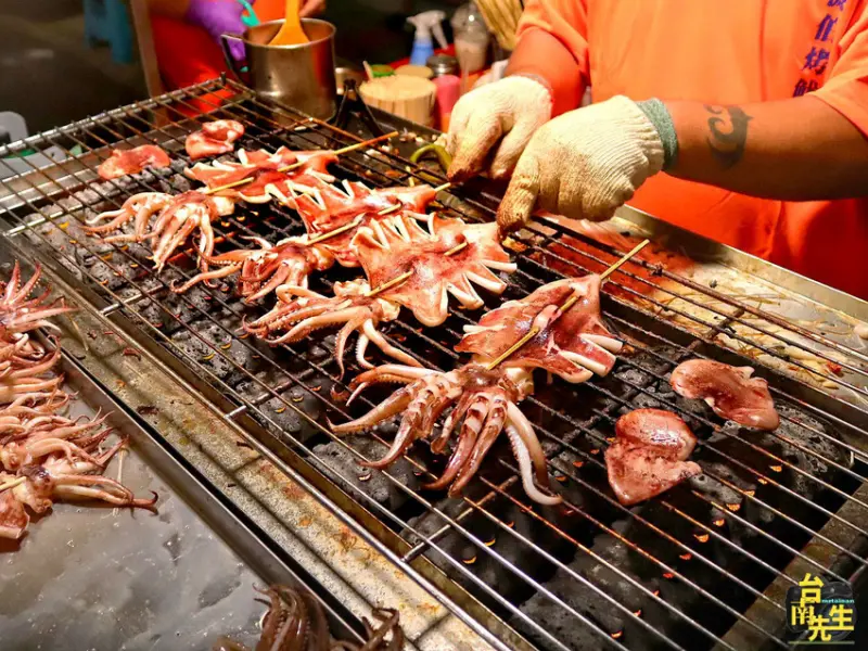 台南烤魷魚／夜市限定限量供應晚來吃不到／產地直送新鮮魷魚／獨家特調鹹甜醬汁／自行調配中藥胡椒鹽／現點現烤一擺攤就排隊