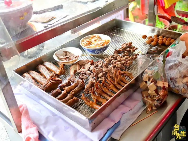 台南冰鎮滷味／行動攤車下午才營業／每日限量只賣5.5小時／嚴選食材獨家調味／傳統古早味一吃就愛上／10元起跳佛心價