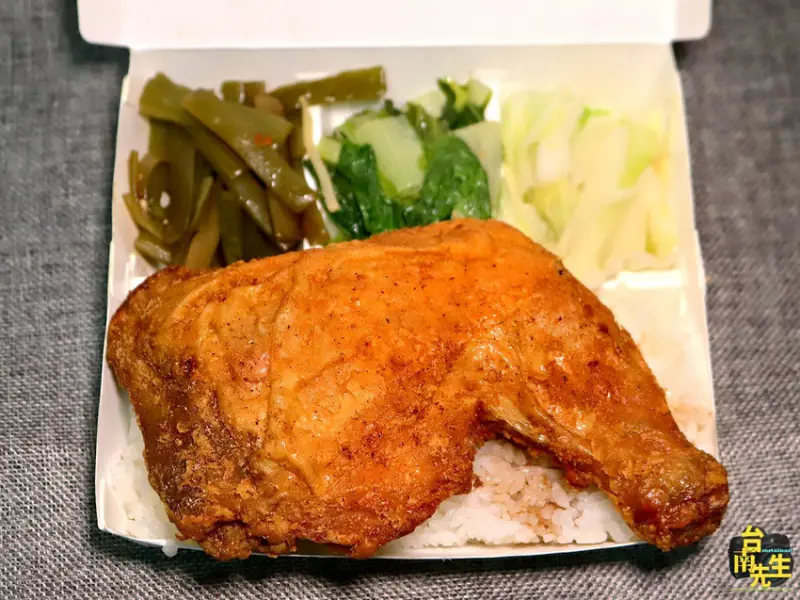 台南便當／超大尺寸雙主菜便當盒裝不下／30多種主餐吃不膩／配菜新鮮選擇多／中式+港式雙重滿足／月初領錢就吃土的好夥伴