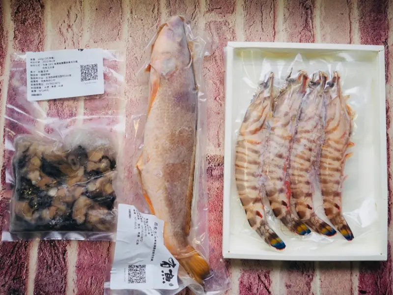 有魚生鮮 宅配外島海鮮箱 限量販售 過年必備海鮮年菜 澎湖明蝦 澎湖鮮蚵 馬祖紅三牙 - 藍色棉花糖咬蕃茄