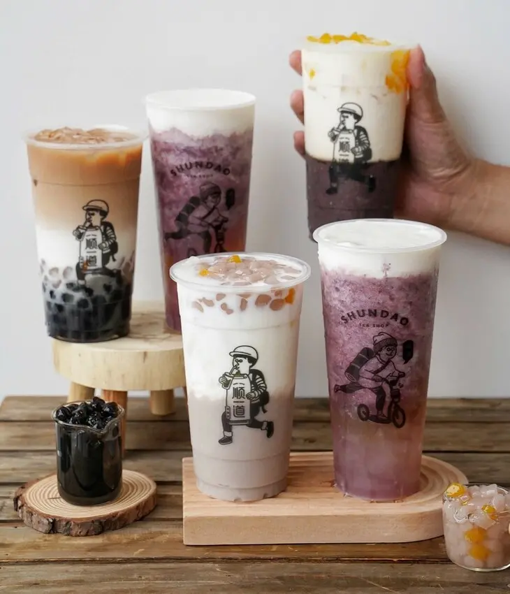 苗栗後龍在地品牌「順道茶飲店ShunDao」插旗頭份啦！文青可愛的店裝潢相當吸睛，推薦季節限定「葡萄雪霜莎莎」，每一口都是果肉！ - 阿華田的美食日記