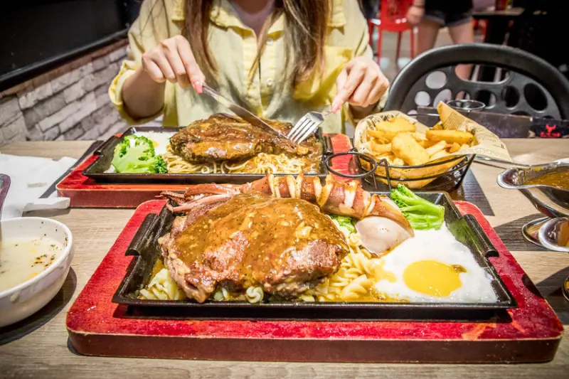 開到半夜三點的牛排館，夜市牛排價位吃大塊牛排，還外掛自助吧吃到飽