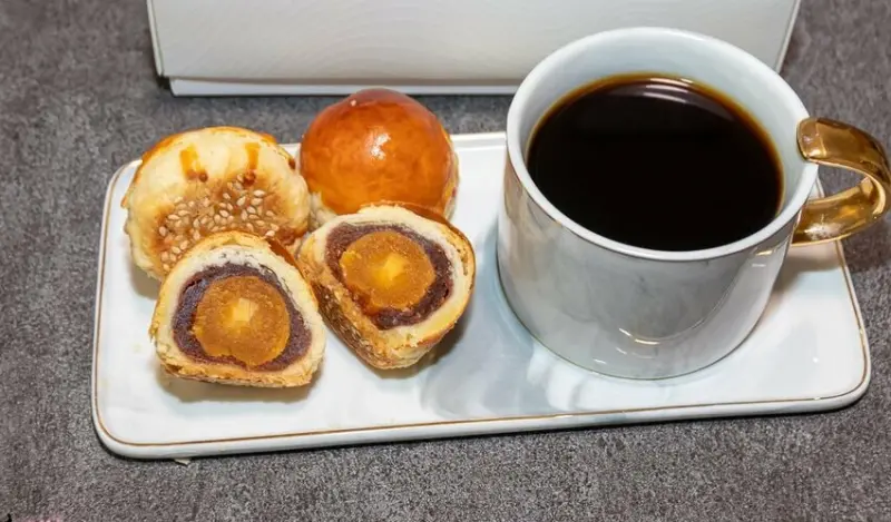 L.Z. Dessart 無框架甜點蛋黃酥｜西區台中市–寶石般光亮的蛋黃酥，冰過依然酥脆好吃 - GRACE幸福漫步