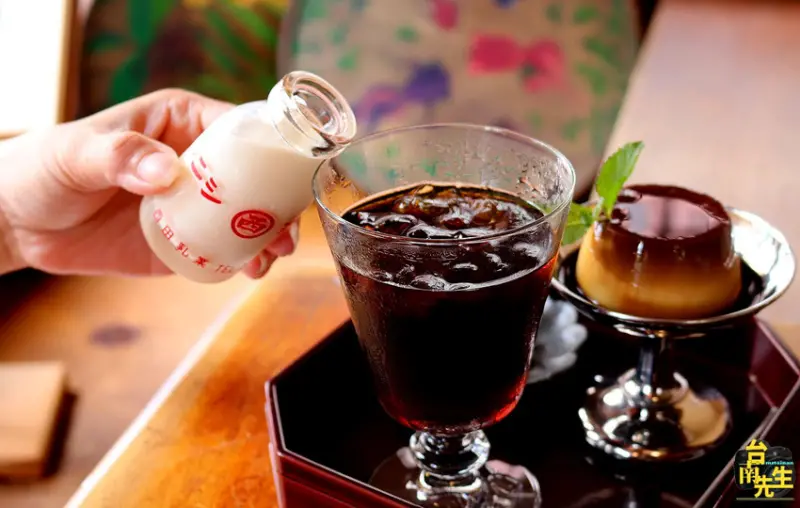 台南喫茶館／不用買機票一秒到日本／還沒營業就排隊／一開店就瞬間客滿／只有五桌能接待／無預約訂位請現場候位／台式老屋日式風格／隱身小巷連在地人都不一定找得到