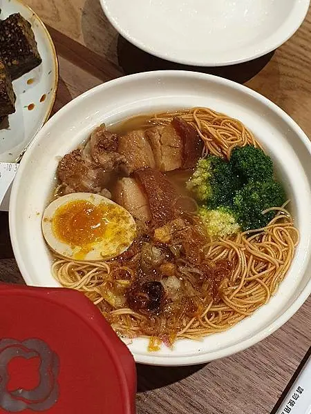 (胖樺食記)永康街推薦平價美食「玖仰茶食文化」/捷運東門站不限時不收服務費咖啡廳/焦糖布丁必點/茶泡飯雞絲麵滷味