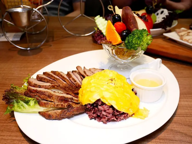 台中SOGO早午餐，森林風環境隱身在巷子裡，大推雞胸和松阪豬必吃!