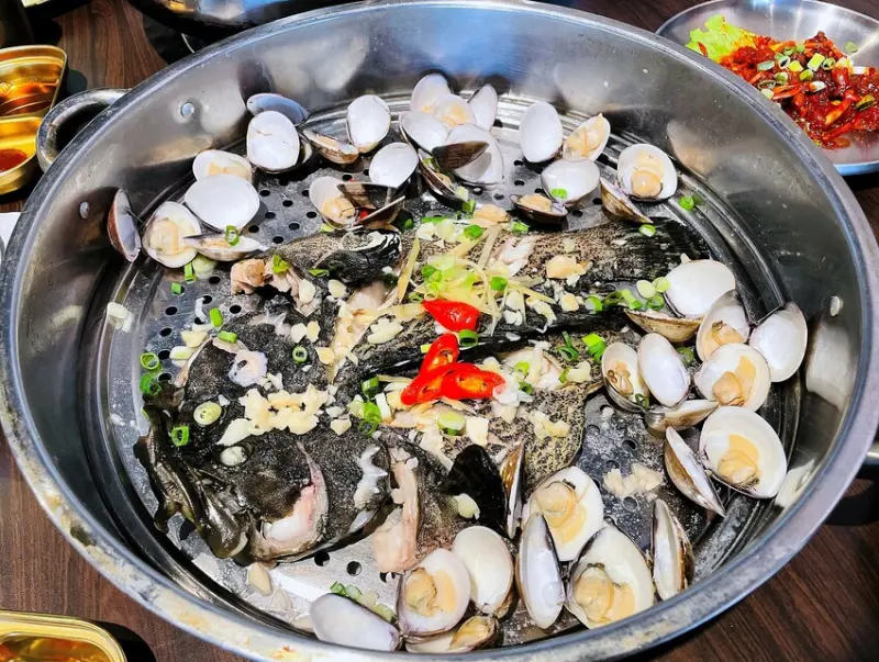 【韓雞村】닭한마리朋月栻-宜蘭小韓國村主題餐廳『韓式料理』『澎派海鮮』『大臉盆火鍋霸氣登場』！免費韓服體驗一秒變身韓妞～宜蘭羅東多人聚餐推薦！