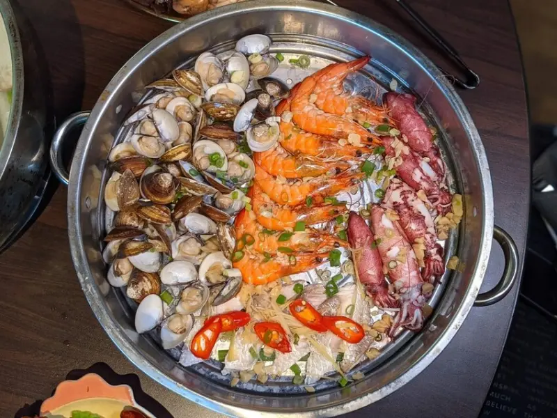 朋月栻-韓雞村｜在小韓國村莊園裡品嘗正統韓式一隻雞料理！超巨大蒸籠海鮮滿滿一整籠又鮮又滿足！宜蘭餐廳推薦、羅東餐廳推薦、羅東韓式推薦、宜蘭韓式推薦 - 佛系旅遊筆記