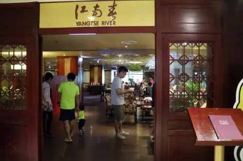 高雄新興區=<食>江南春(高雄福華大飯店六樓)~一品明爐烤鴨必須先預訂＊桌邊服務讓你好享受＊脆皮肉嫩值得一吃=