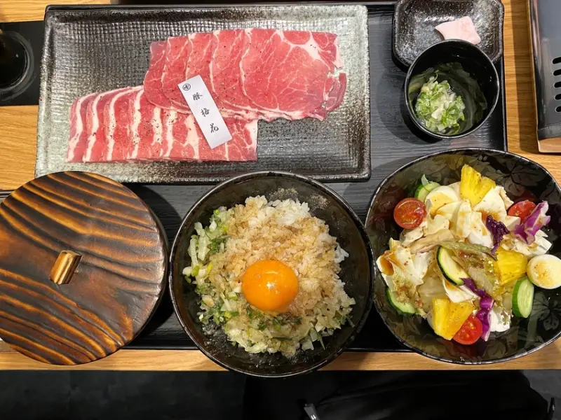 【台中 美食】哼！燒肉，特製的瓦斯爐絕對不烤焦，恰恰焦黃色一個人也默默開心吃爆