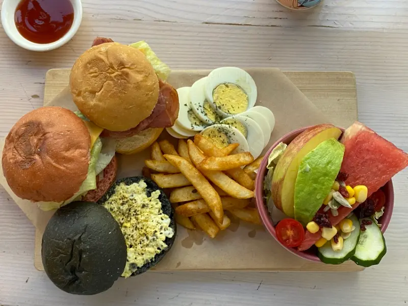 【台中 早餐】濰克早午餐福順店，推薦這家的吐司與蘿蔔糕帶有堅果的醬料超讚！