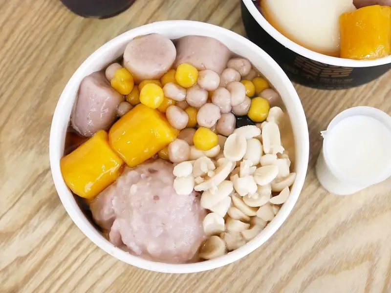 彰化人氣仙草進軍天津街，每碗料都滿滿，還有最夯的巨無霸QQ芋圓!