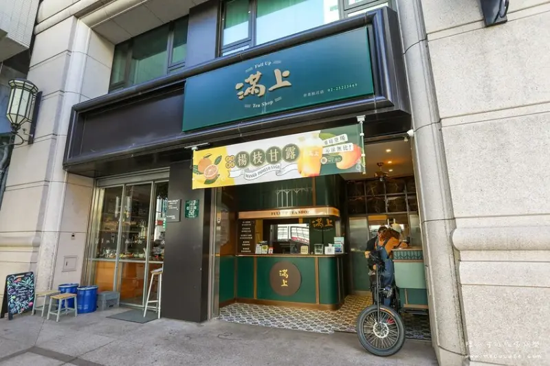 朋友推薦這間飲料有夠夯，外送外帶不間斷直接刷一排超強！推薦特濃仙草茶整瓶帶回家才65元