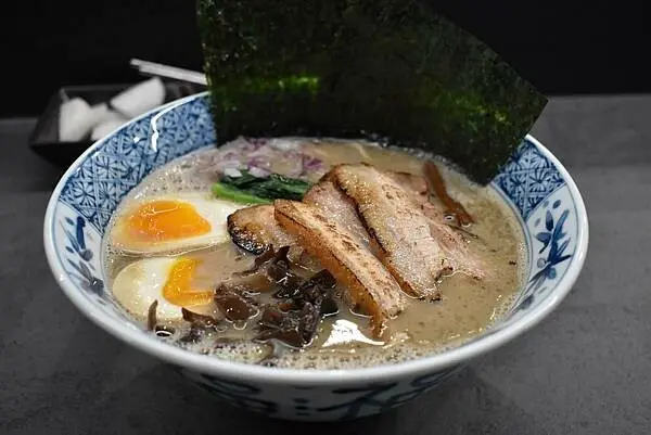 台南美食【漣戶】新開幕的拉麵小店，超特別的小魚干拉麵 激厚煮干豚骨，味道與口感都非常濃郁的醬油豚骨拉麵，隱藏版巴斯克蛋糕也很好吃。