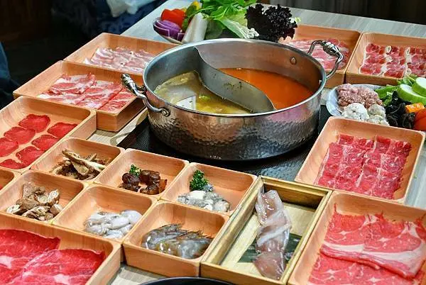 有之和牛永和店， 築間集團，最愛的和牛鍋物吃到飽，午晚餐、宵夜，食肉族的火鍋，和牛火鍋推薦