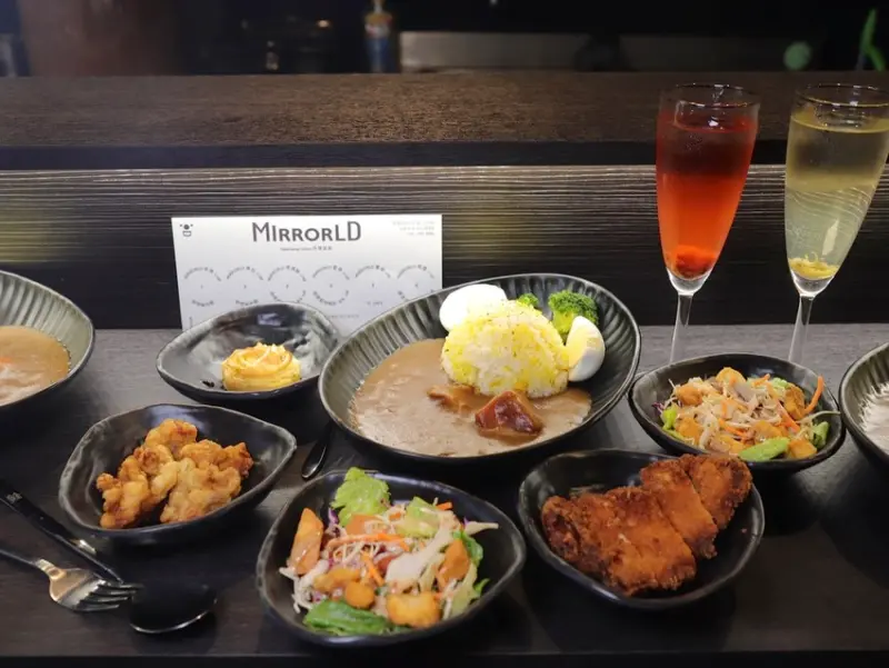 Mirrorld 鏡界私廚 魔術&咖哩：台南新開幕魔法咖哩餐廳/讓你一邊優雅品嘗咖哩飯.一邊欣賞桌邊魔術表演/外帶另有優惠價/台南咖哩飯推薦｜水交社文化園區餐廳推薦 - 進食的巨鼠