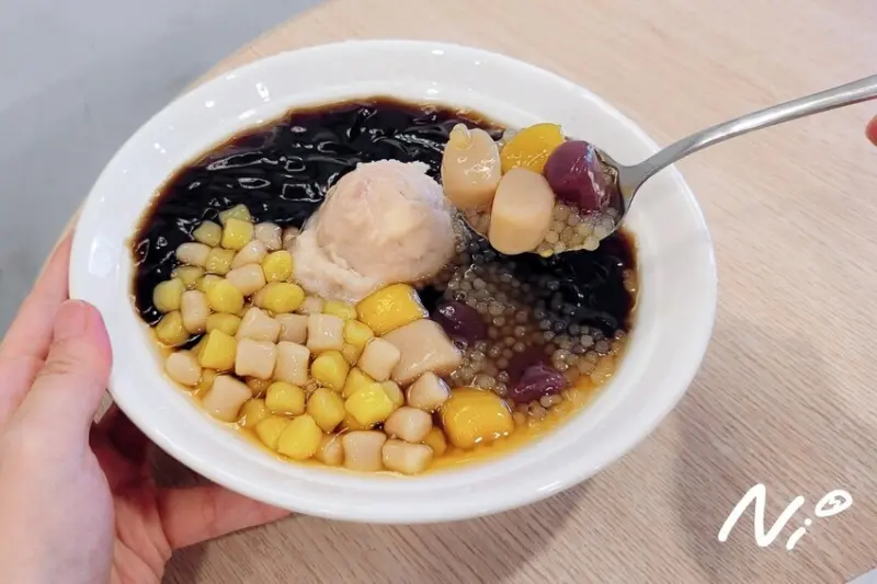 [嘉義西區]嚐芋手工甜品·冰品-嘉義仁愛店。香濃芋泥三色芋圓綜合嫩仙草冰