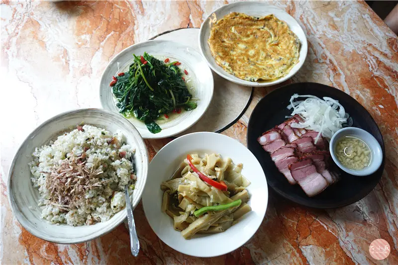 鯉魚潭樹屋餐廳Cikasuan。花蓮鯉魚潭必吃的原住民特色料理，招牌菜色桶仔雞和炭烤魚，寵物友善餐廳!