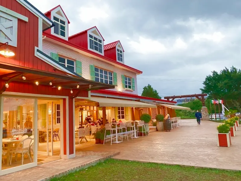 【新北三芝-牛仔莊園】景觀餐廳(美式餐廳).寵物友善(可落地.繫牽繩).很好拍照的地方