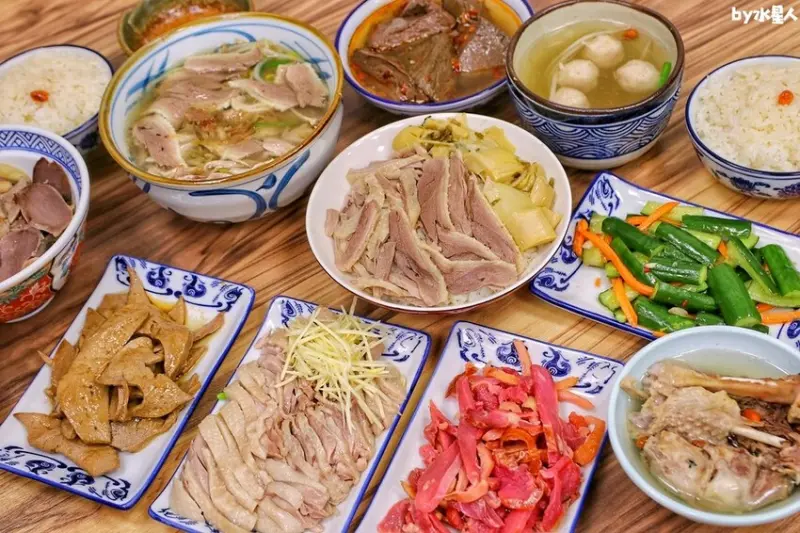 爆汁鵝肉飯60元起！當日新鮮鵝隻現宰現煮，獨門鵝油辣椒隨你加，滿料鵝骨湯免費喝到飽