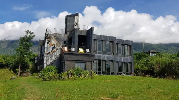 工業風民宿→台東.灰黑橘黃 Energycolor