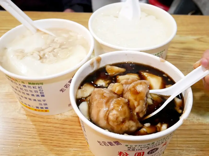 東區超隱密豆花店，頭一次看到豆花跟燒仙草搭在一起的吃法好新奇，多種手工配料自由選