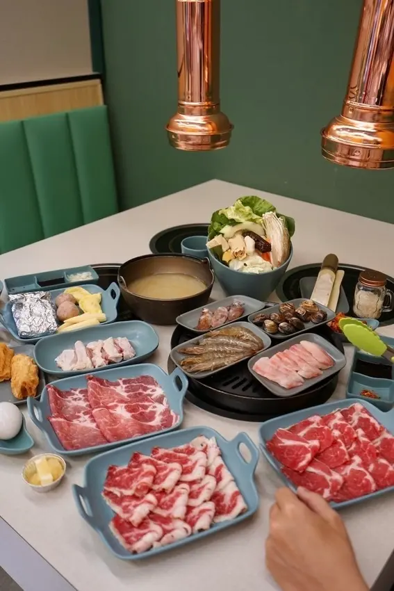 饞饞燒肉鍋物 - 學生族最愛! ! 高CP值平價火鍋，升級火烤兩吃只要28元，免費飲料、白飯、霜淇淋吃到飽，輔大美食推薦