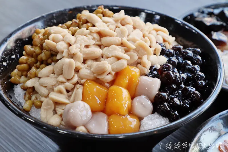 有愛心又好吃的豆花店！40元超值手工豆花料多到快滿出來，必吃冬瓜蒟蒻跟嫩仙草 - ㄚ綾綾單眼皮大眼睛