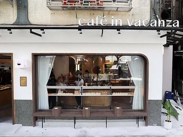 新開幕 飾品與咖啡店的全新複合空間。