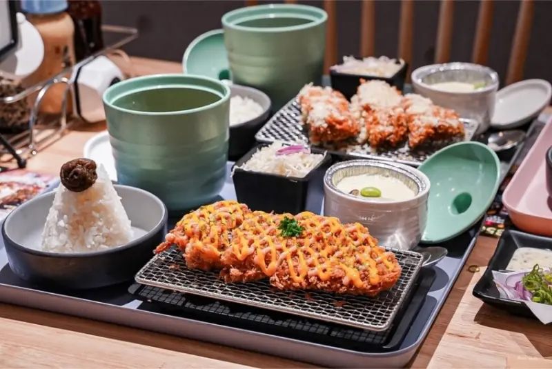 | 高雄美食 |超獨特榴槤起司豬排/超酥脆厚實好好吃/三筋豬排-高雄1號店