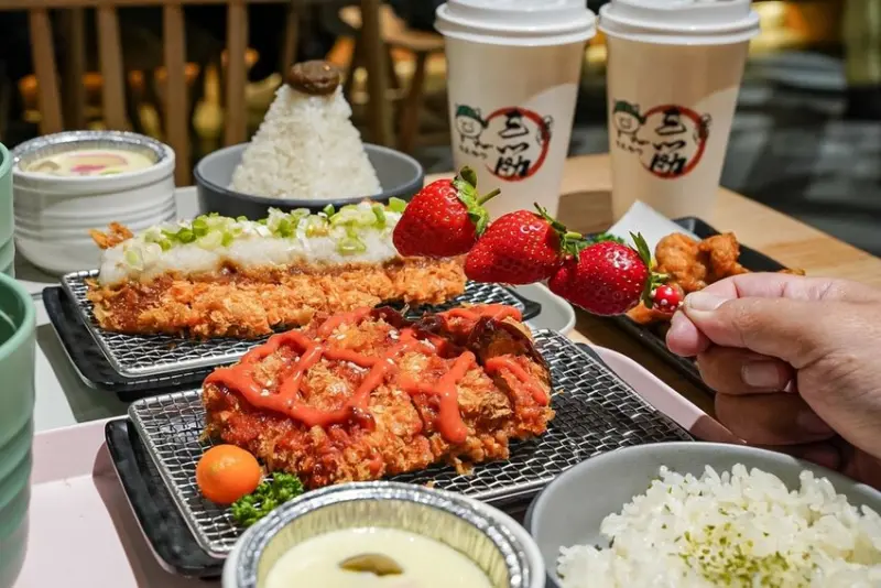 高雄美食｜冬季限定最狂的草莓豬排/草莓干貝豬排無違和好好吃/來自日本蔵前的三筋豬排