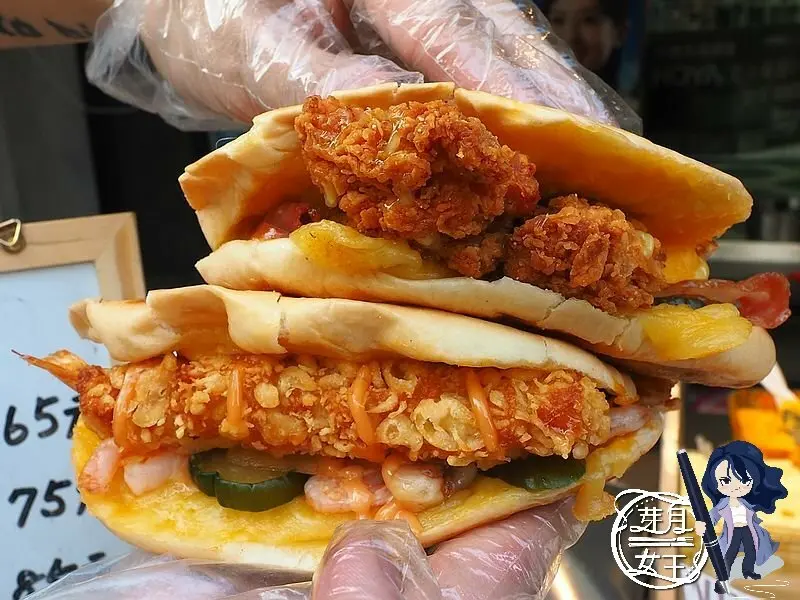 起司控預備備，中原夜市有邪惡起司爆量帕尼尼，配上鹽酥雞或是炸蝦都好好吃啊！！