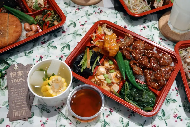 中壢、平鎮、青埔、內壢工業區素食便當外送-一抹微笑新品牌法生菩提蔬食盒子，豐富好吃又便宜的健康蔬食便當外帶外送