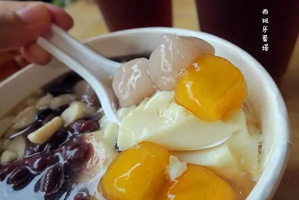 咕比豆花｜城市裡的小清新～延三夜市必吃甜食！綿密細緻豆花讓人融化，還有用心熬煮十小時的仙草茶飲品絕對不能錯過！