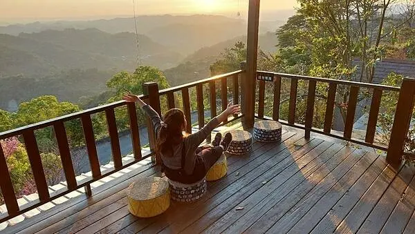 蟬說山中靜靜-不只是露營，只是靜靜的坐著就能讓身心放鬆一卡皮箱入住的台中豪華露營