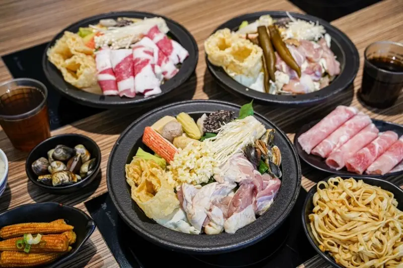 高雄美食｜各種台式經典雞湯火鍋＆薑母鴨/白飯飲料冰淇淋吃到飽/平價台式伙鍋HuoKuo