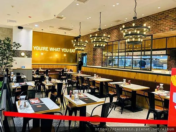 SUAGE北海道湯咖哩-美麗華店/素炸蔬菜留原味，限定蝦底很對胃，羊排香嫩值得推，海鮮澎湃不覺貴。/起司塔暗藏彩蛋，文中揭曉！