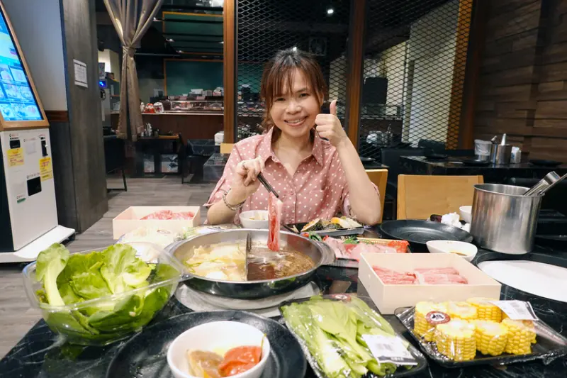 吉道水產松山門市，超值外帶生魚片/壽司/烤物/小菜/丼飯，49元鮮魚、買和牛送龍蝦，附免費內用區和湯底，讓5倍券放大的餐廳