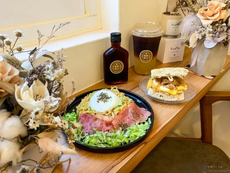 【2021高雄苓雅區咖啡廳推薦】醇粹商行Pura Cafe。適合讀書/辦公咖啡廳，有插座的不限時溫度咖啡廳｜最新菜單