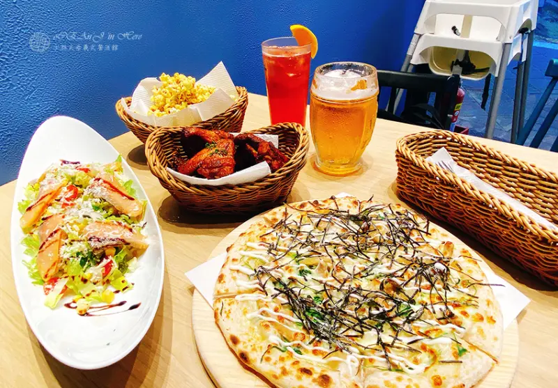 這裡Bistro 義式餐酒館，台北小酌聚餐好地方，品嚐冠軍披薩的美味，假日開放消夜場及不定期酒飲買一送一，士林天母美食推薦│台北網美店