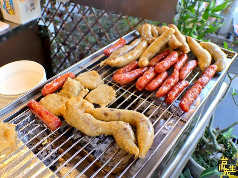 台南大腸包小腸／無店名無招牌飄香20多年／限量供應只賣5小時／晚來真的吃不到／木炭烘烤香氣撲鼻／在地老饕才知道沒有觀光客