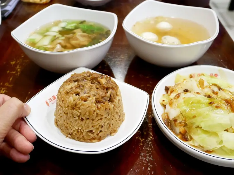 新莊中港大排附近平價小吃，套餐只要$70，除了主食還有湯和小菜，超豐盛又省荷包