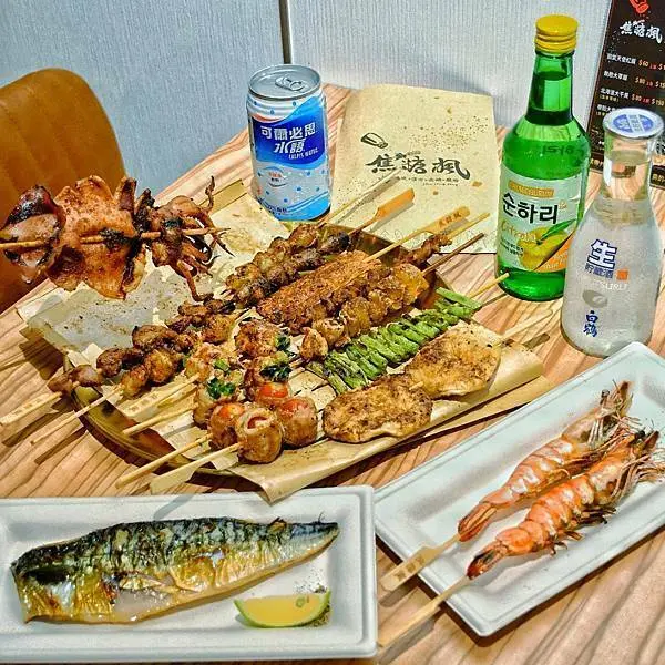 【新北林口】焦糖楓串燒漢方無烟撒粉 林口直營店，網友激推平價串燒，內用空間寬敞，私廚海鮮料理，宵夜小酌聚餐，林口三井美食