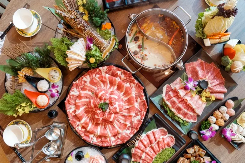 桃園火鍋 問鼎 ‧ 皇上吉祥 宮廷火鍋 桃園藝文店｜宮廷裡吃鍋，鴨血臭腐軟嫩入味，超多口味哈根達斯吃到飽 · 算命的說我很愛吃