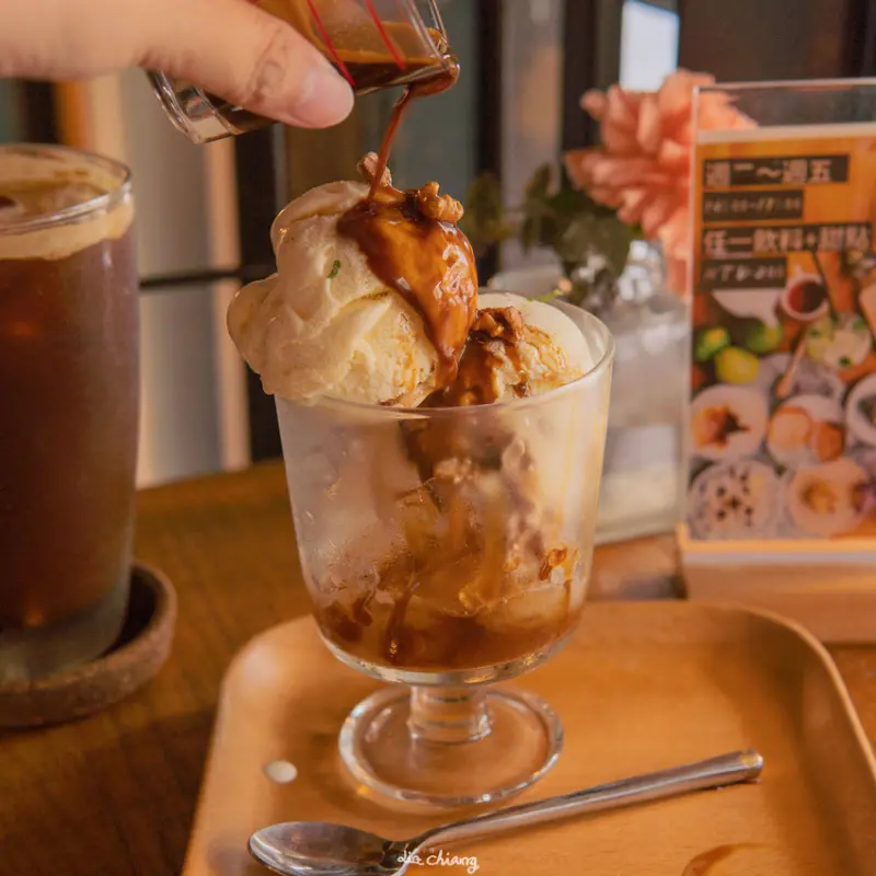 台中西區咖啡 Roundabout Café 圓環咖啡，平日午茶時段200元就有甜點加飲料的超值優惠。