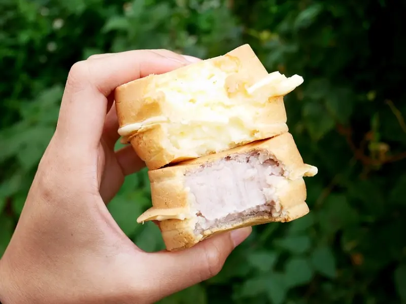 新竹人氣最高的紅豆餅，每顆內餡都超飽滿，咬下爆漿不誇張，首推芋頭必吃!